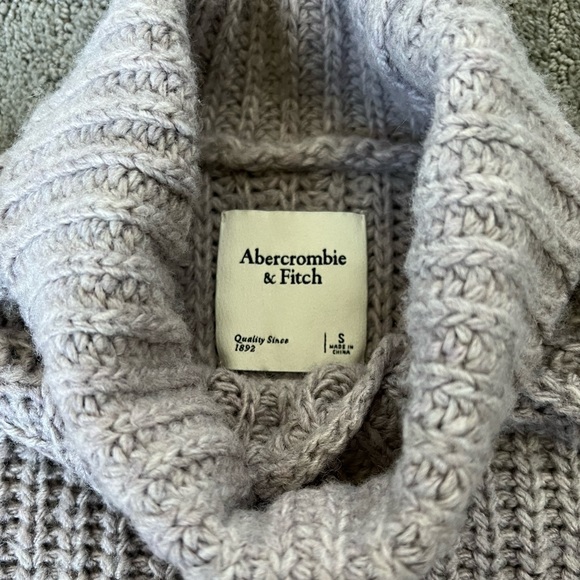 Abercrombie & Fitch Cropped Turtle Neck Sweater - Picture 6 of 6